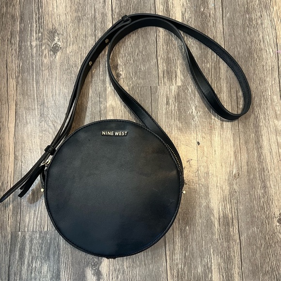 Nine West Round About Circle Crossbody in Black Double Zipper Adjustable Strap - Picture 1 of 9